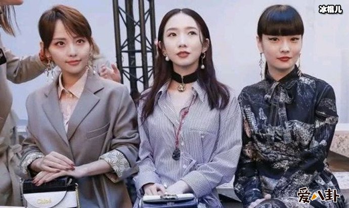 张嘉倪孟美岐巴黎时装周同框照