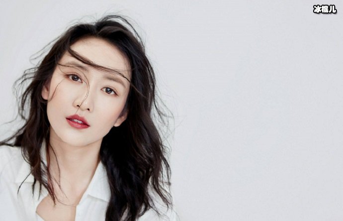 王鸥穿着白色衬衫拍的写真，娇媚样一览无余