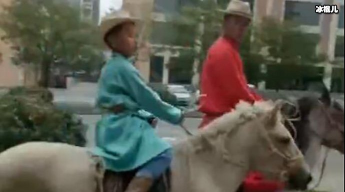 内蒙古人骑马上学石锤