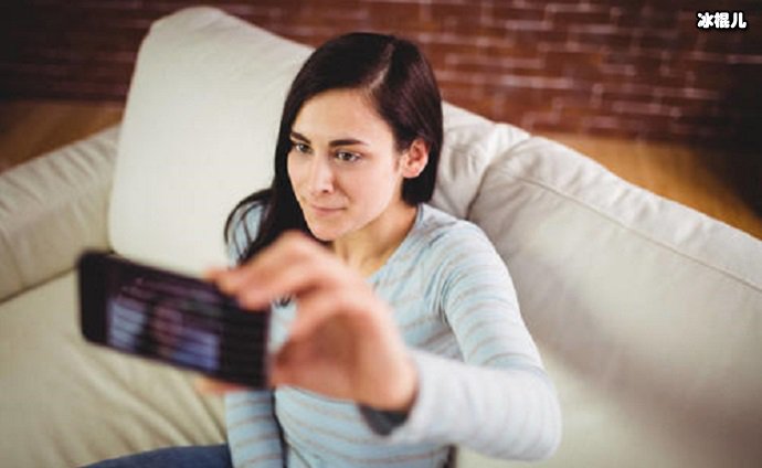 正在自拍的模特