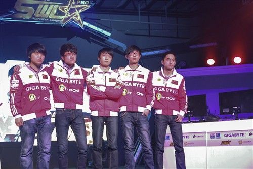 草莓退役，电竞青春饭的宿命还是多重压力下的无奈选择？