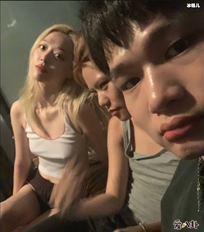 真空与异性友人躺在一起再惹争议