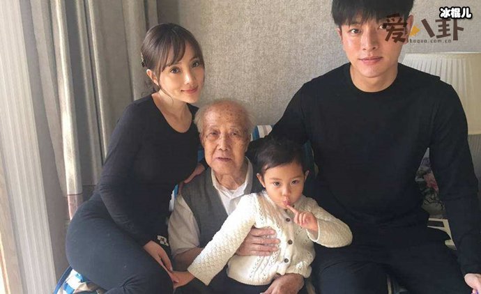 贾乃亮李小璐一起带孩子疑似有和好迹象