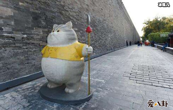 巨型御猫成为新晋打卡景点