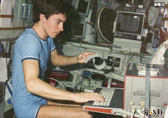 克里卡列夫在飞船作业