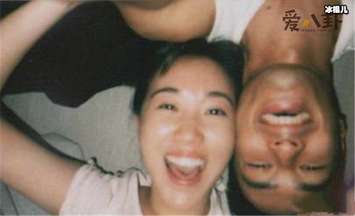 杨祐宁晒出和未婚妻合照