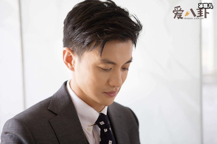 周一围和女助理共用吸管