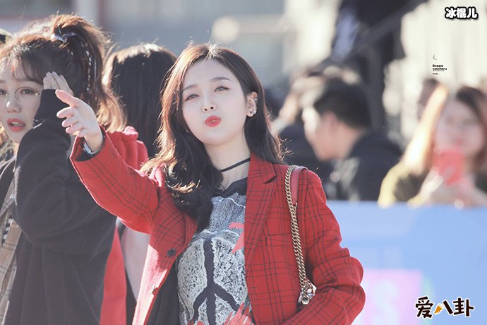 吴宣仪深夜遭锤墙按门铃