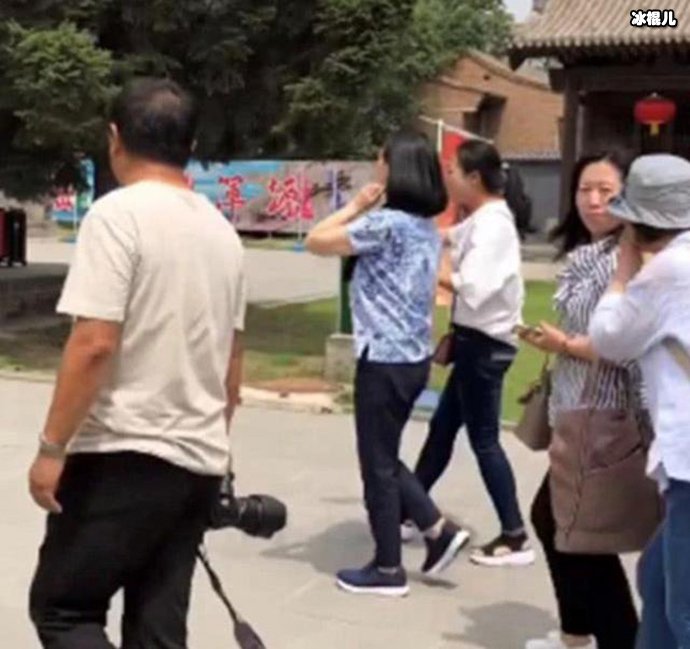 林凤娇装扮朴素大方