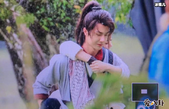 有翡王一博赵丽颖路透图