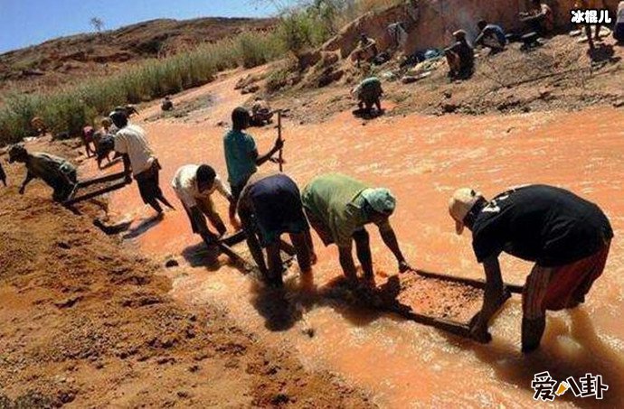 淘洗钻石的非洲人民