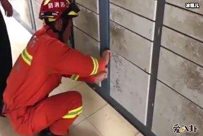 消防员接到小男孩求救电话