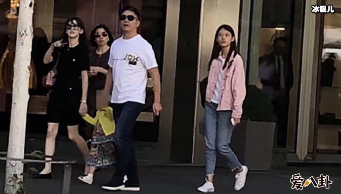 刘强东章泽天携女同游瑞士