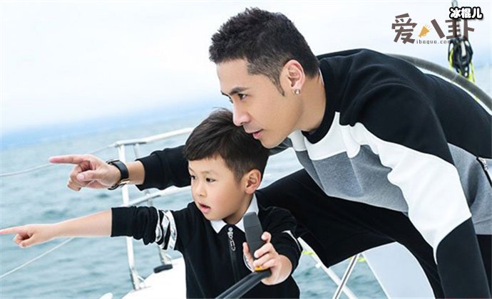 黄征晒与儿子合照