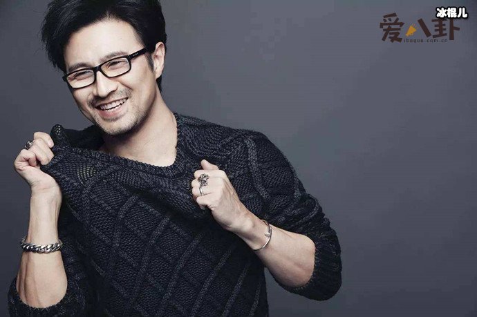 汪峰发动态开三轮车