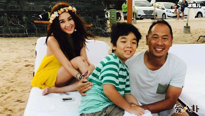 温碧霞何祖光一家三口