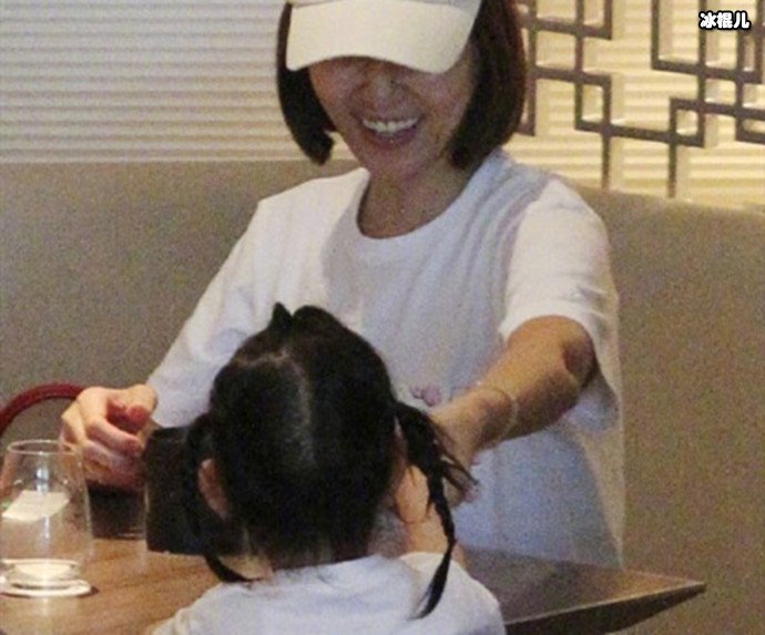 林心如一脸幸福的喂食女儿