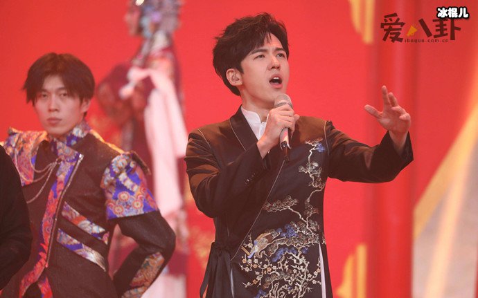 仝卓被打码惹热议