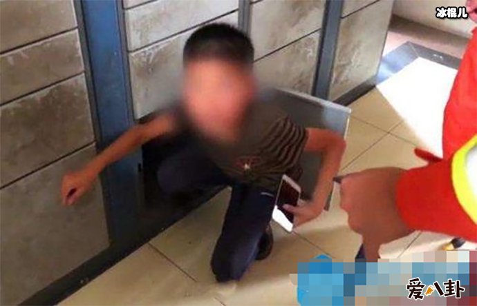 竟从快递柜中救出一个小男孩