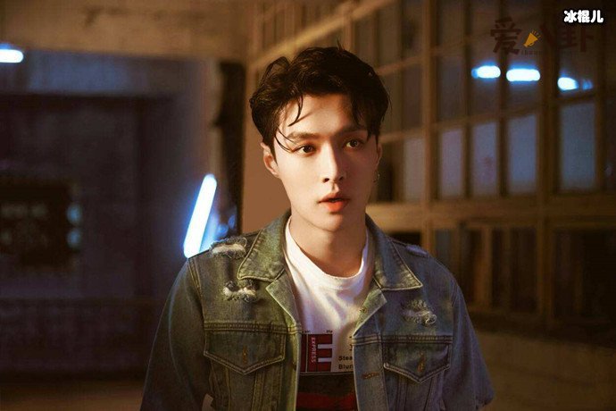 张艺兴手机锁屏是队友