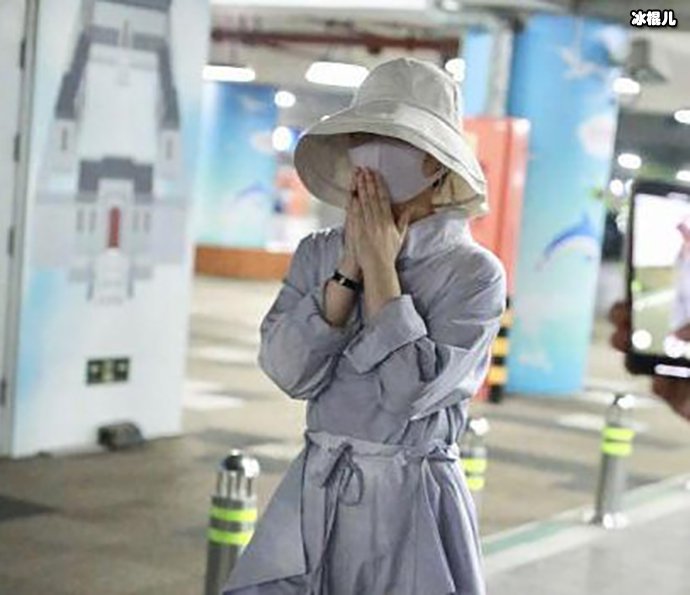 赵丽颖产后首次出镜