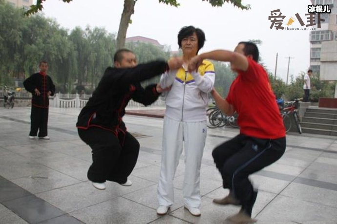 太极大师闫芳表演功夫