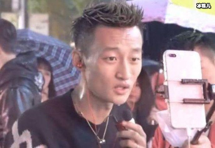 快手户外主播祁天道正在冒雨直播