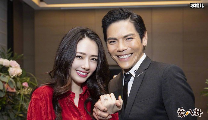 郭碧婷向佐订婚