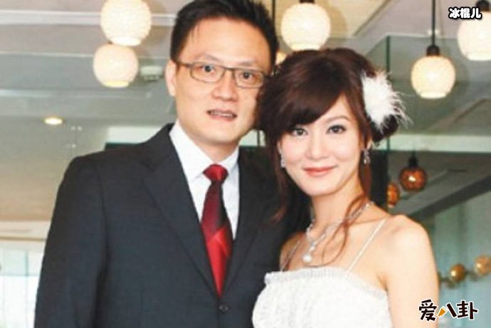 邱琦雯与柯韦任结婚照