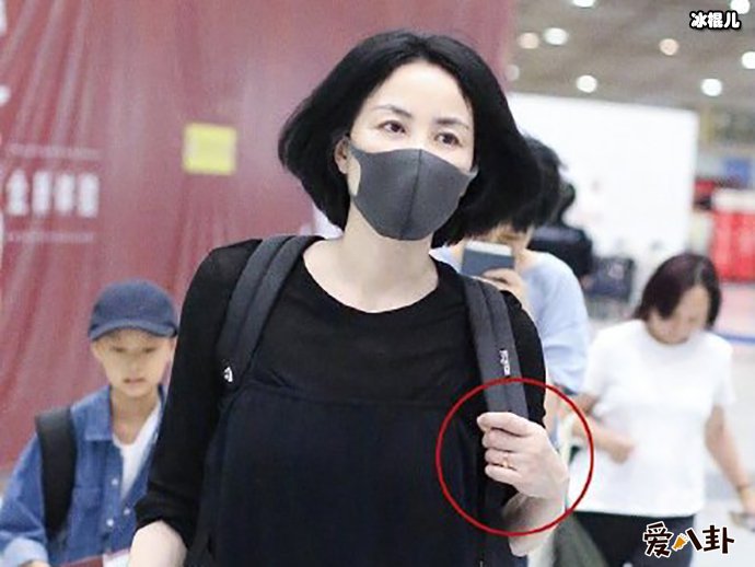 王菲低调亮相机场无名指钻戒引发网友再婚猜想