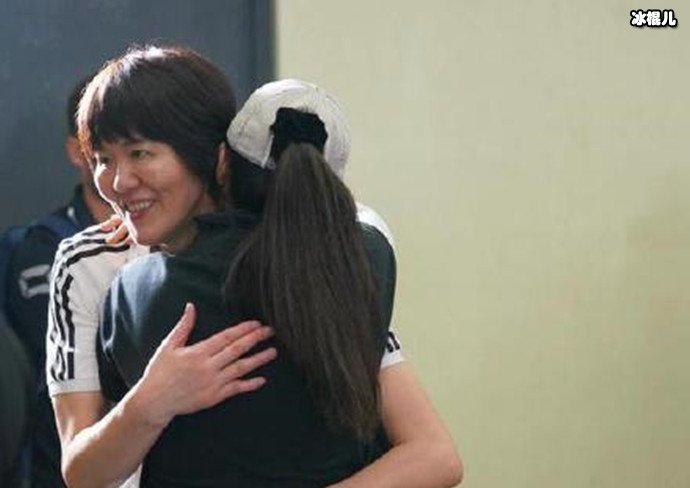 郎平与巩俐亲切拥抱