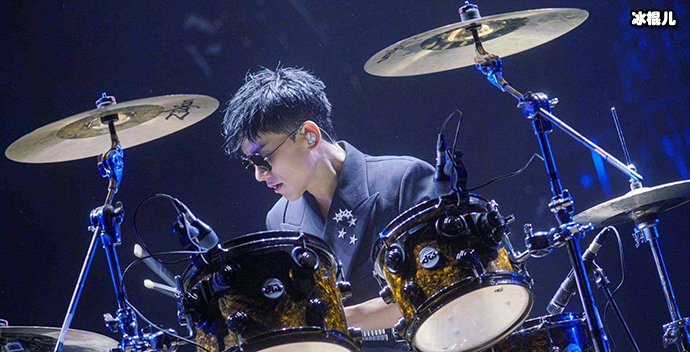 谢娜晒张碧晨合影否认张杰出轨