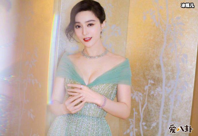 范冰冰与陌生男购物