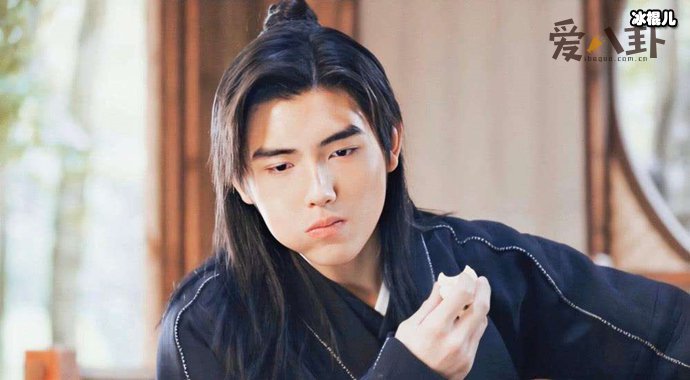 陈飞宇罗云熙疑似镜头前刻意卖腐