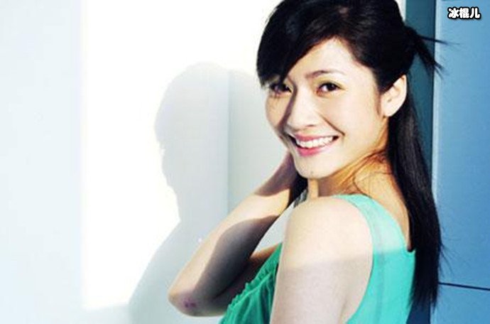 央视主持人吉雪萍个人照