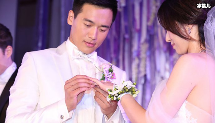 董璇撕下“好妻子”照片