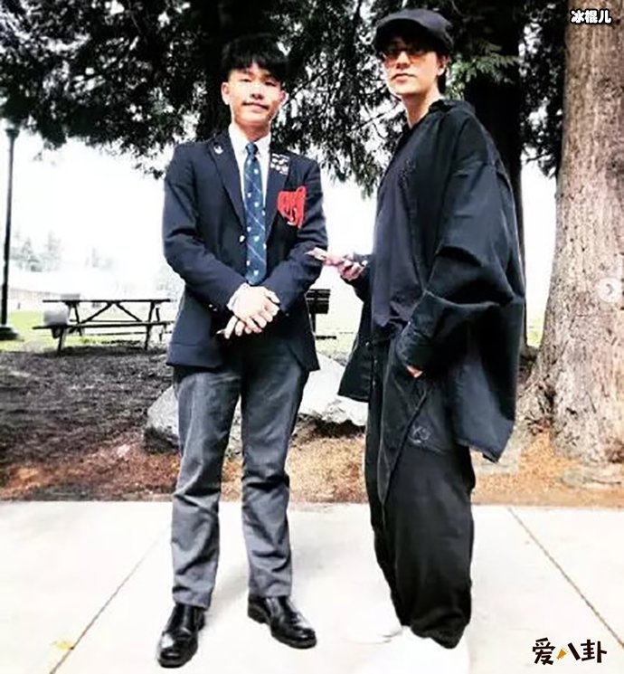 陈坤晒儿子校服照