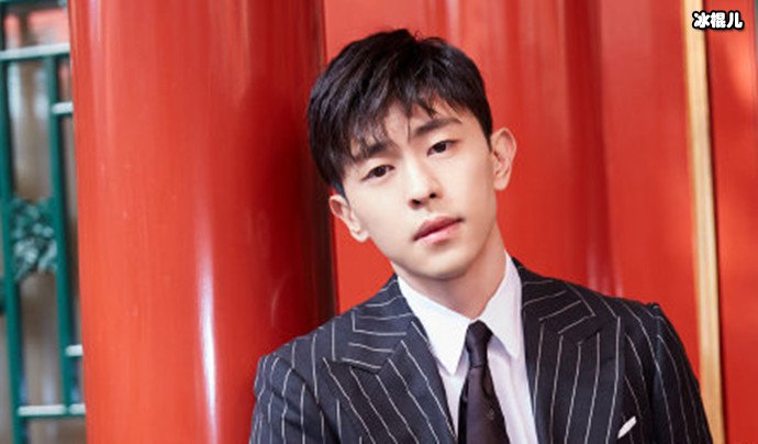 邓伦帅气的写真