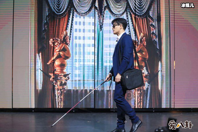 佟大为请演员就位舞台照