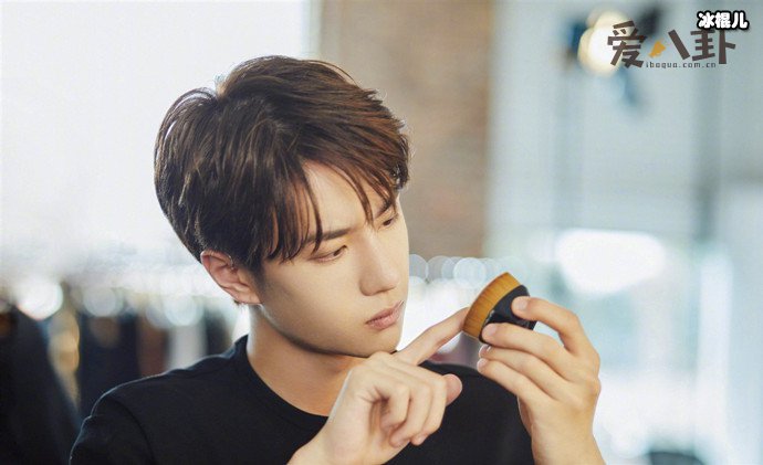 王一博警察造型帅气十足