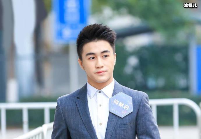 何猷君酒吧美女环绕