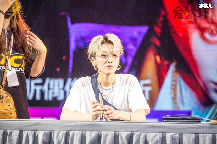 刘雨昕李宇春风格太像了