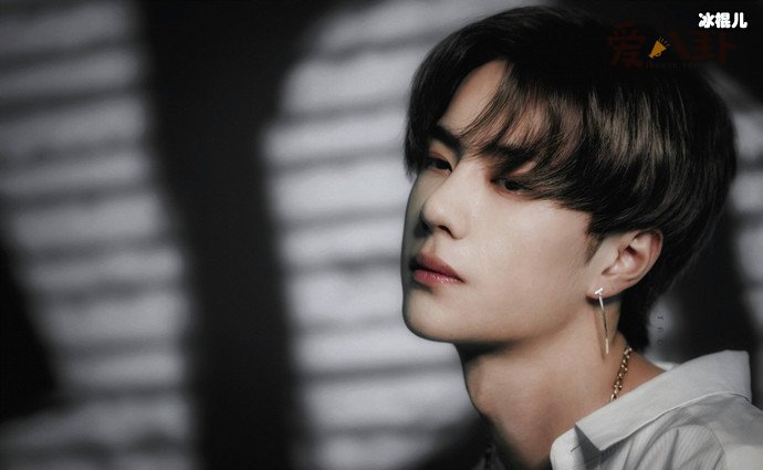 王一博在天天向上里学孔雀舞