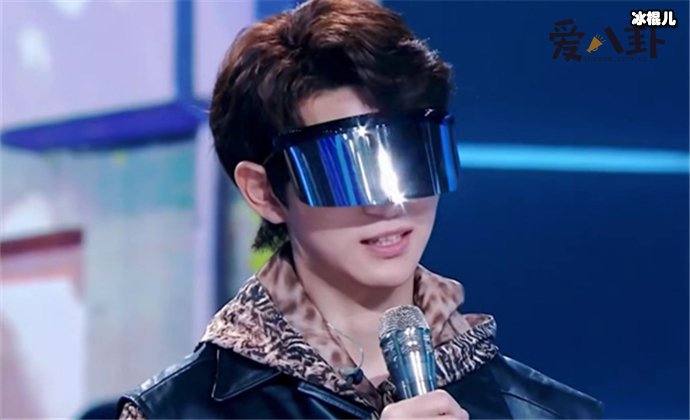 凡宇为什么戴面具亮相