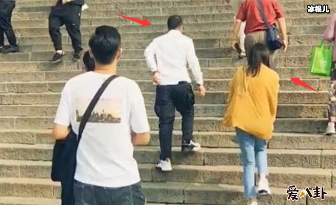 杨子疑携陶虹爬山