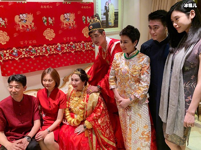 奚梦瑶疑似用围巾遮孕肚