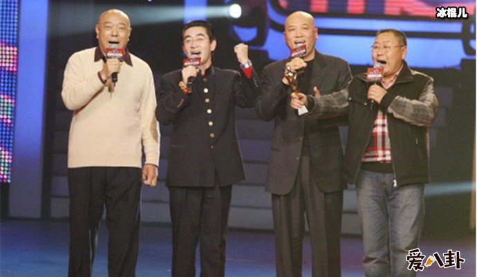 孙悟空扮演者六小龄童晒合照