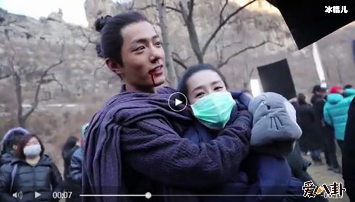 肖战搂李沁脖子