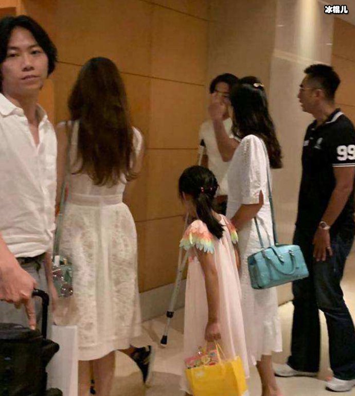 老公Akira疑似脚踝受伤