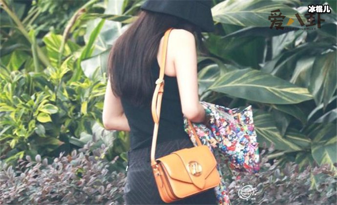 杨幂穿搭酷感十足